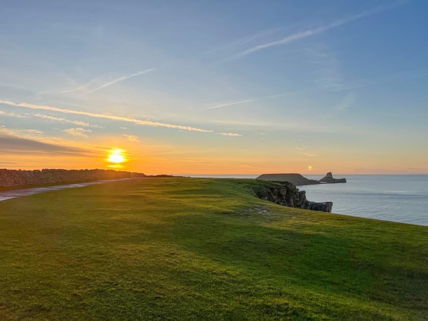 Sun setting over the Worms Head Rhossilli  | Bungalow Highfields, Port Eynon