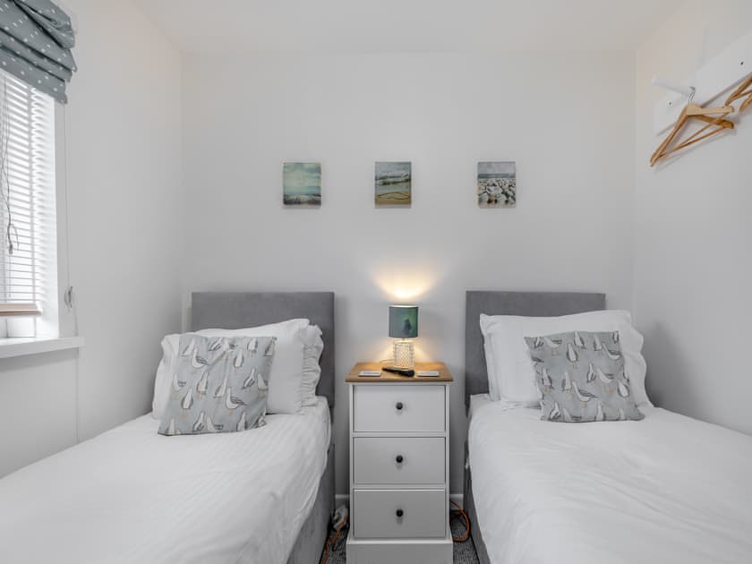 Twin bedroom | Arthurs Den, Brixham