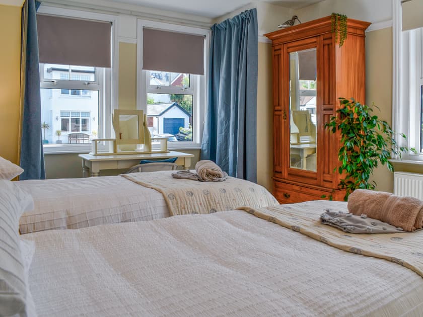 Twin bedroom | Miramar, Cornwall