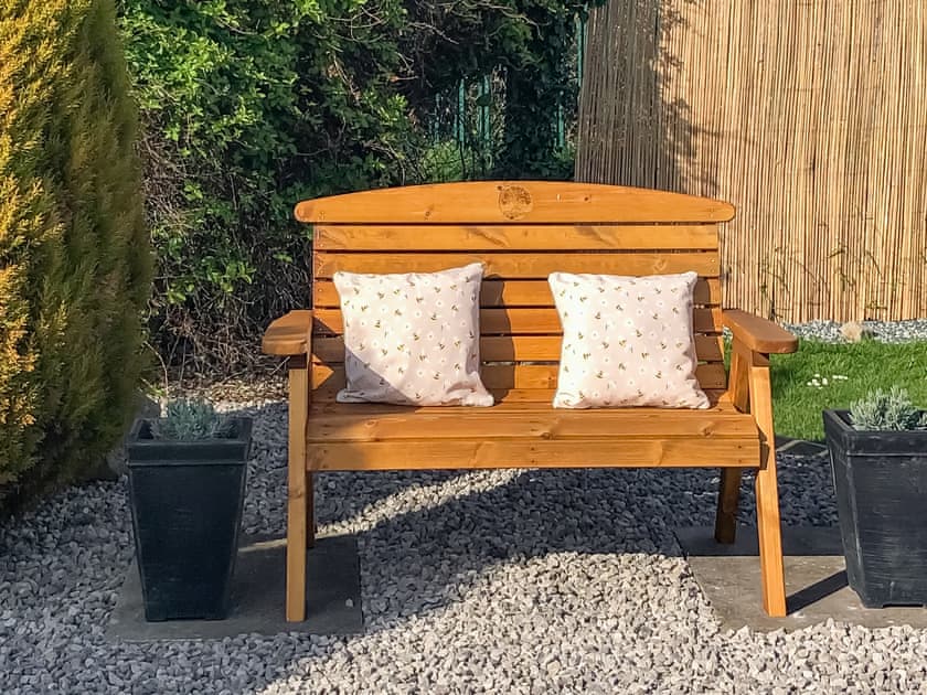 Sitting-out-area | Maes y Mor, Criccieth, near Porthmadog