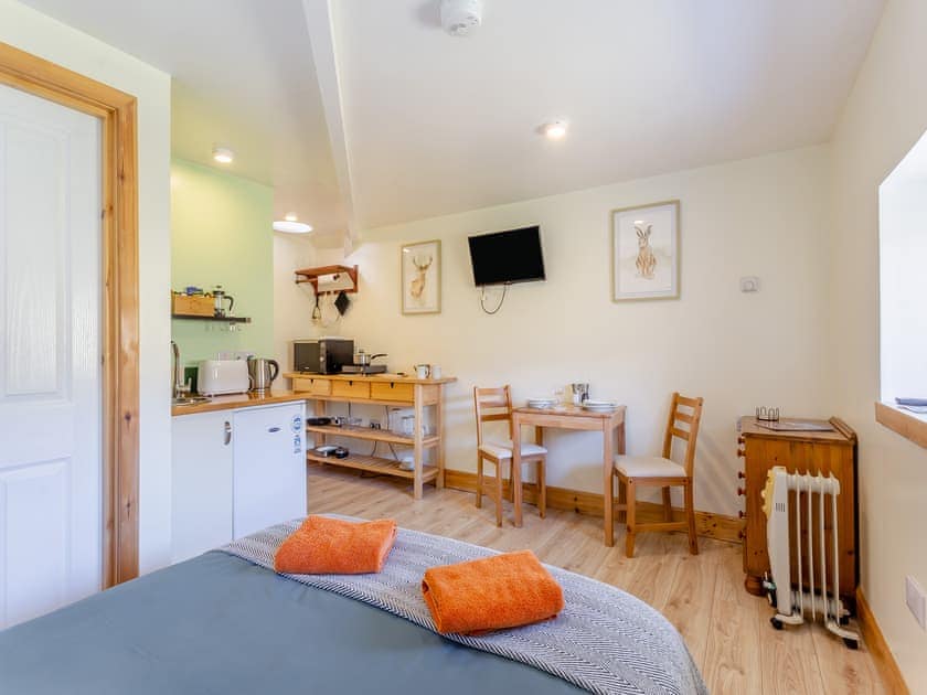 Open plan living space | Beinn Uidhe Studio Apartment - Inchnadamph Lodge Properties, Inchnadamph
