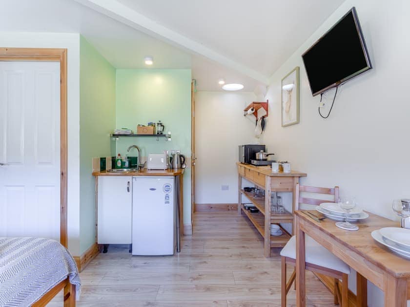 Open plan living space | Beinn Uidhe Studio Apartment - Inchnadamph Lodge Properties, Inchnadamph
