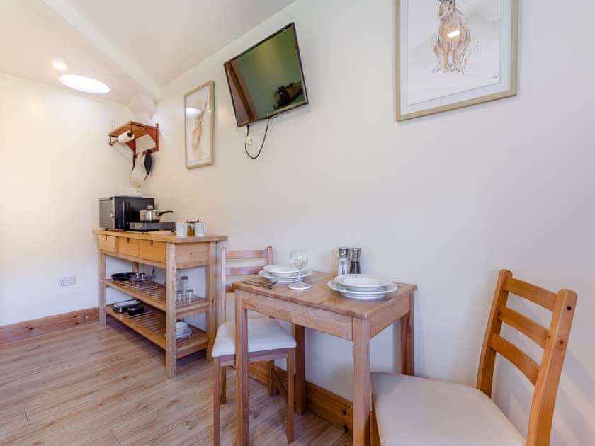 Open plan living space | Beinn Uidhe Studio Apartment - Inchnadamph Lodge Properties, Inchnadamph