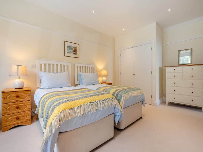 Twin bedroom | Highlands, St Mawes