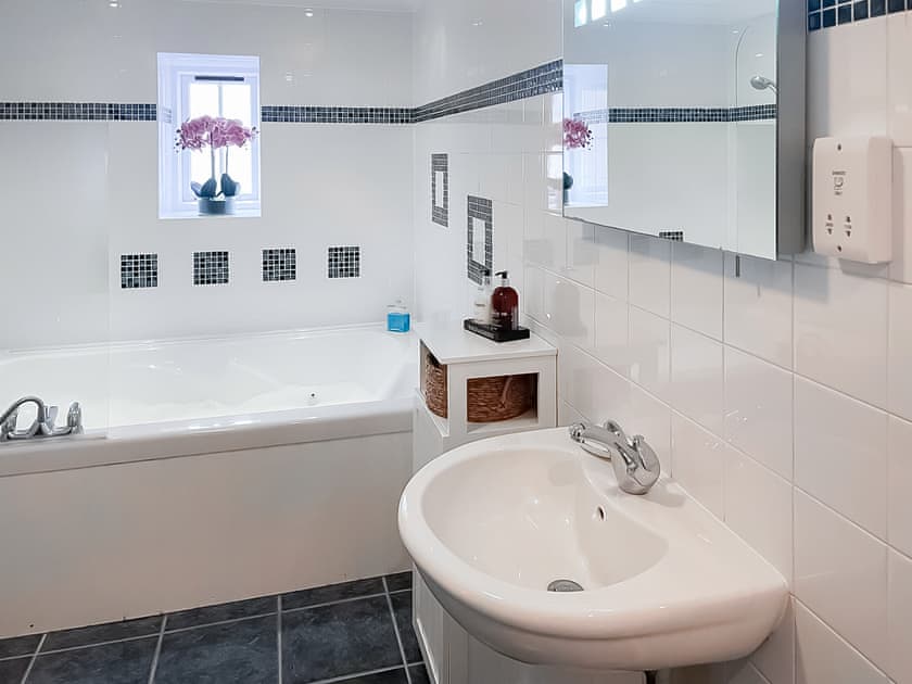 Bathroom | Atlantic Cottage - Rosevidney Manor Barns, Crowlas, near Penzance