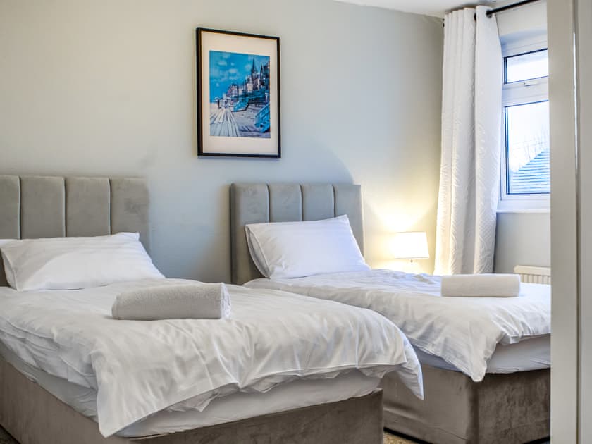 Twin bedroom | Everest House, Salisbury, near Dorset