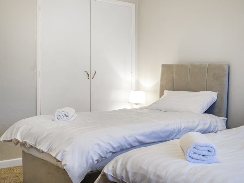 Twin bedroom | Everest House, Salisbury, near Dorset