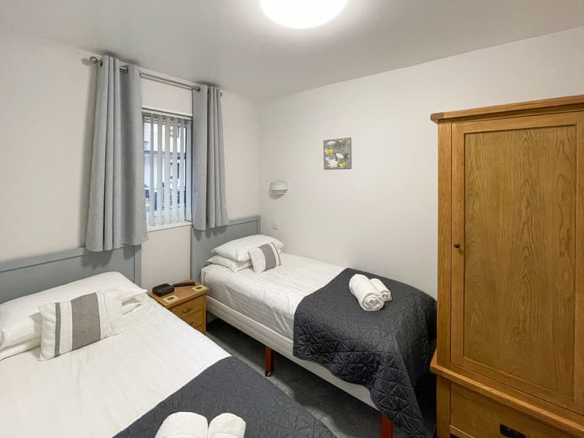 Twin bedroom | Quaysiders Club I - Quaysiders Club Apartments, Ambleside