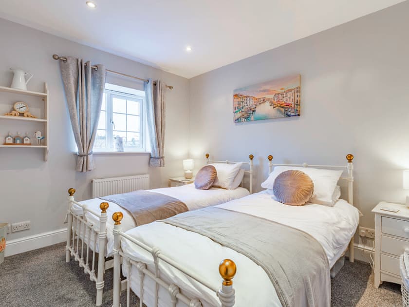 Twin bedroom | Dibley Cottage, Mundesley