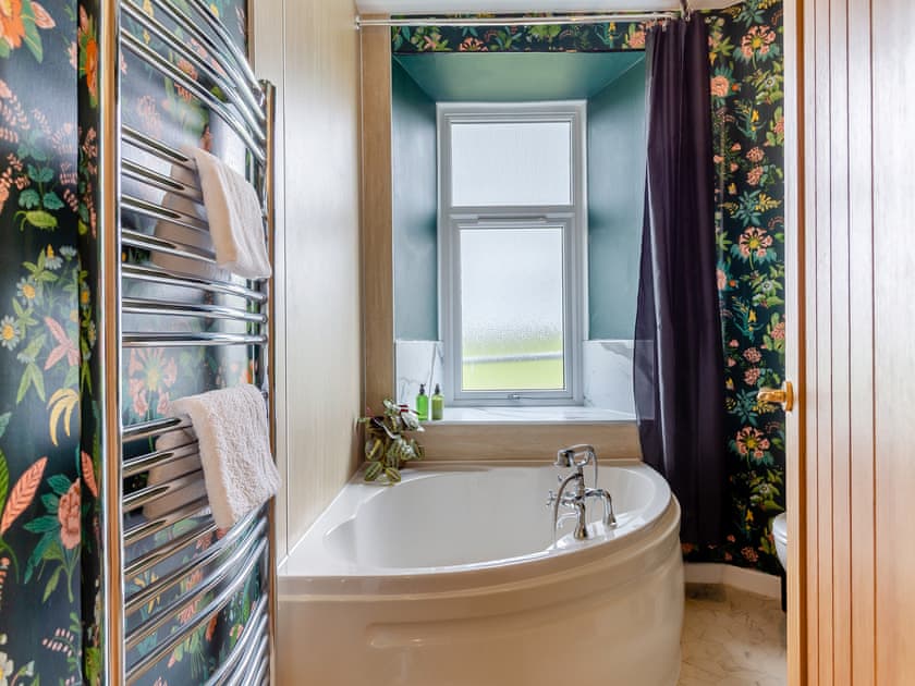 Bathroom | Hogholm Farmhouse, Inverurie