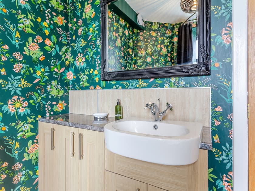 Bathroom | Hogholm Farmhouse, Inverurie
