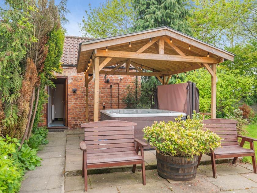 Hot tub | The Granary - Hopgrove Farm Cottages, York
