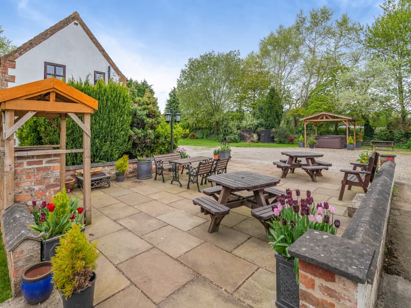 Sitting-out-area | Little Barn - Hopgrove Farm Cottages, York
