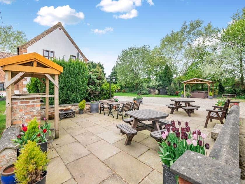 Garden and grounds | Big Barn - Hopgrove Farm Cottages, York