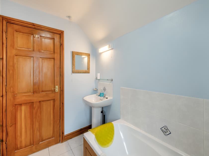 Bathroom | The Hayloft - Hopgrove Farm Cottages, York