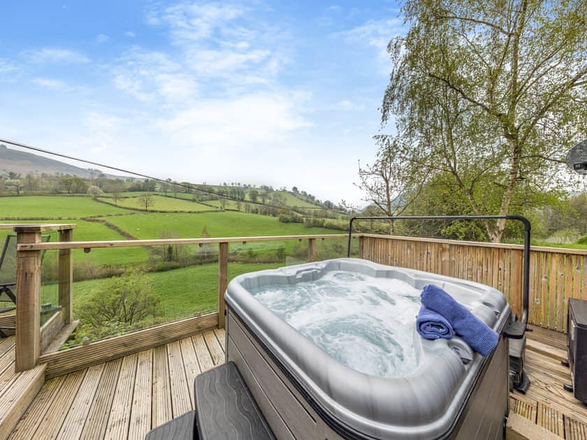 Hot tub | Wern Ddu Cottage, Penybontfawr, near Oswestry