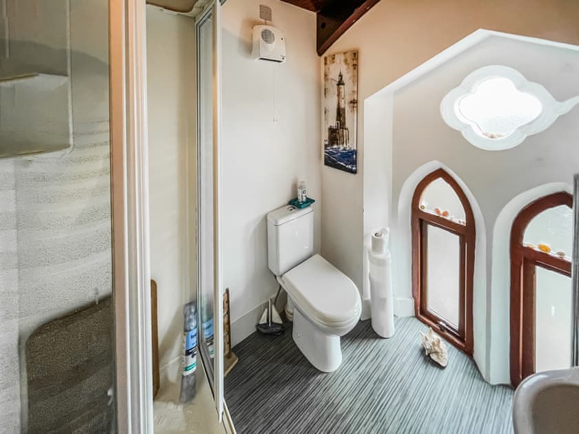 Shower room | Chapel Court Loft Apartment, Beamauris