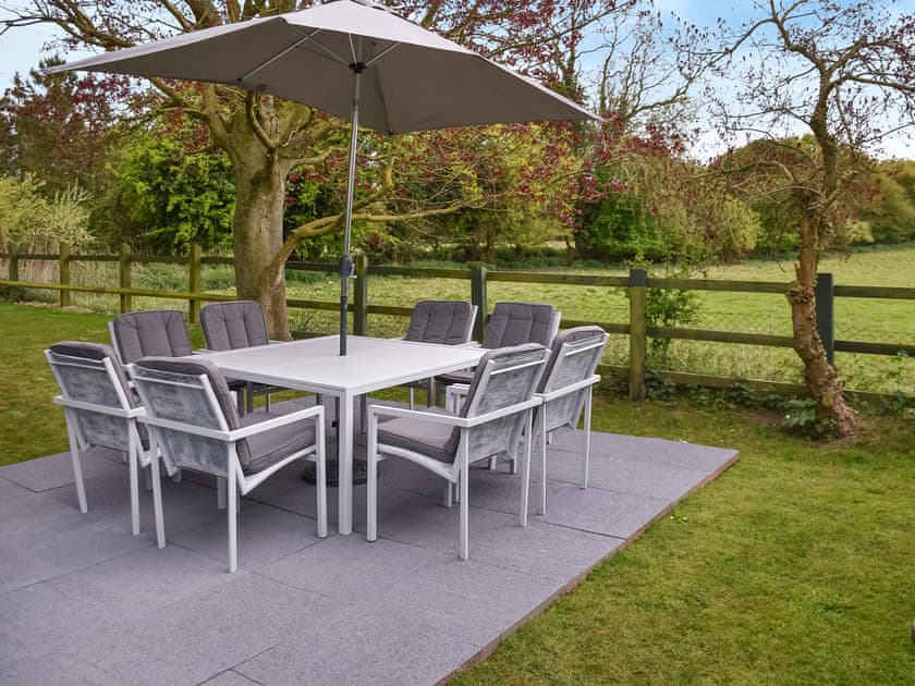 Outdoor eating area | Swallowdale, Flordon
