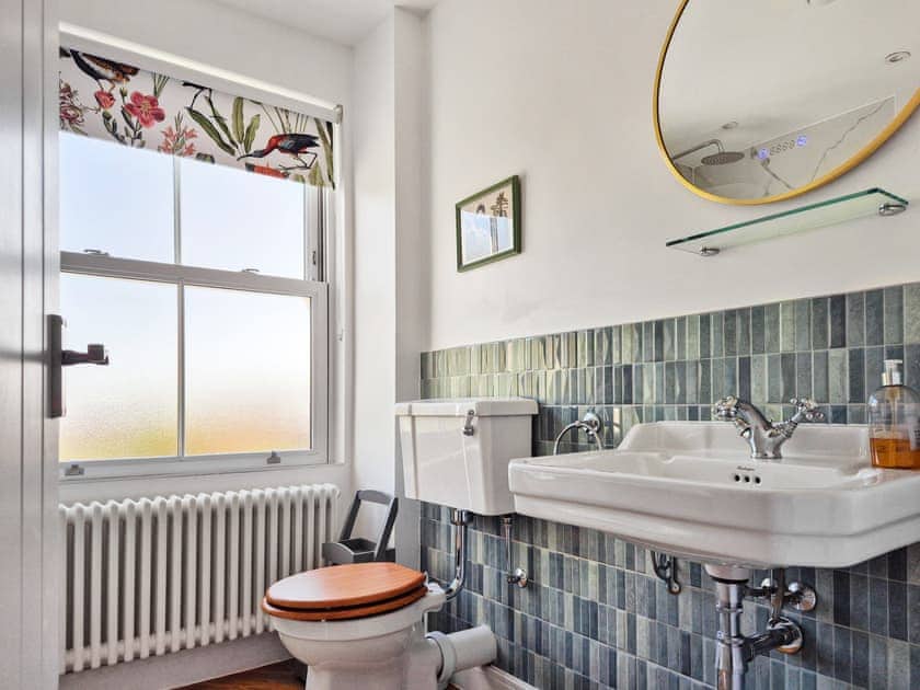 Main bathroom with Burlington suite | Chandler’s Cottage, West Mersea