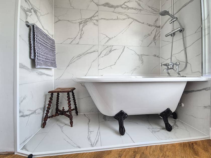 Main bathroom with Burlington suite | Chandler’s Cottage, West Mersea