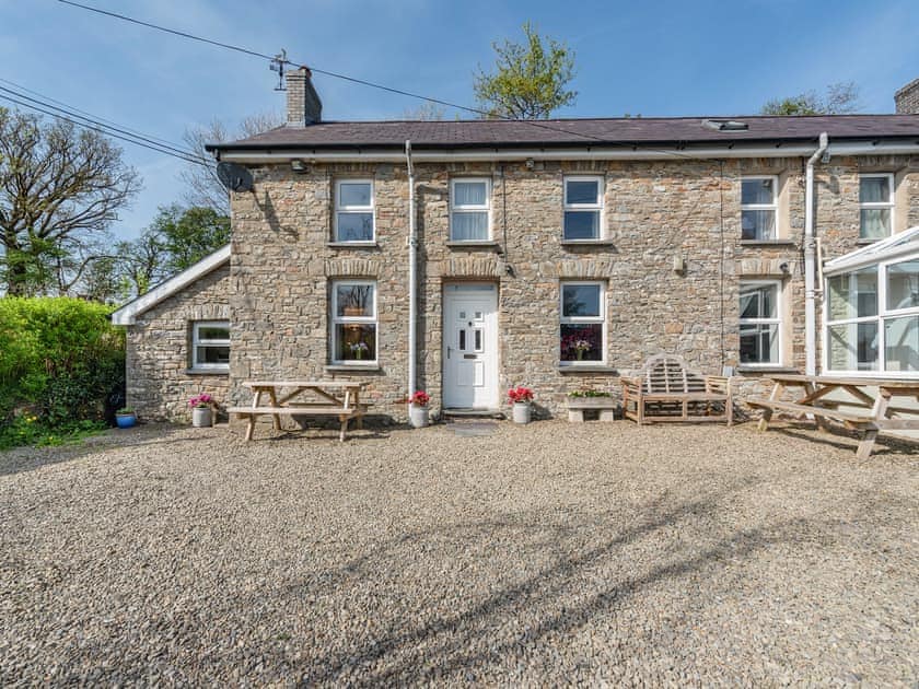 Exterior | West Llwyn - Llwyn Holiday Cottages, Rhydowen