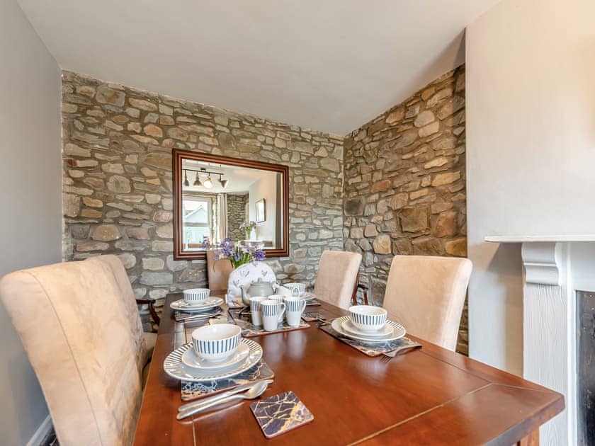 Dining room | West Llwyn - Llwyn Holiday Cottages, Rhydowen
