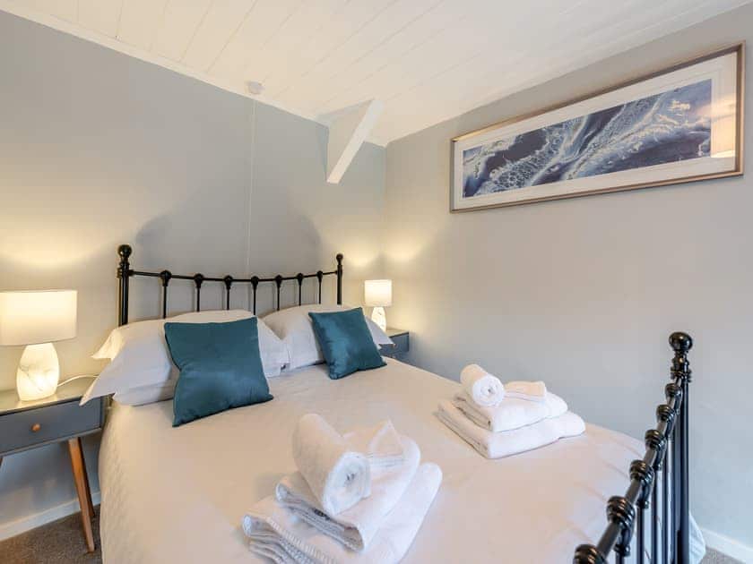 Double bedroom | West Llwyn - Llwyn Holiday Cottages, Rhydowen