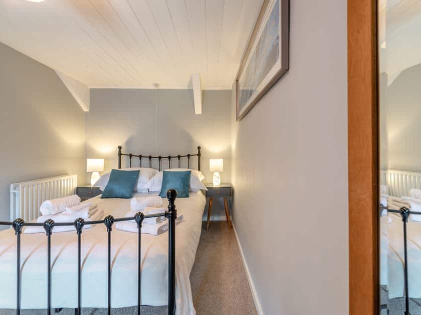 Double bedroom | West Llwyn - Llwyn Holiday Cottages, Rhydowen