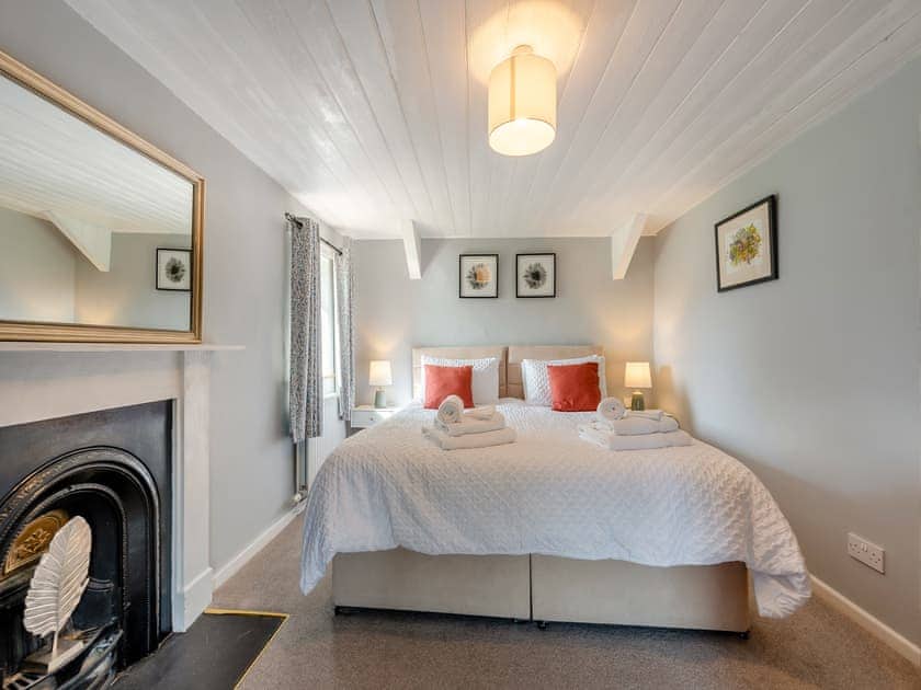 Double bedroom | West Llwyn - Llwyn Holiday Cottages, Rhydowen