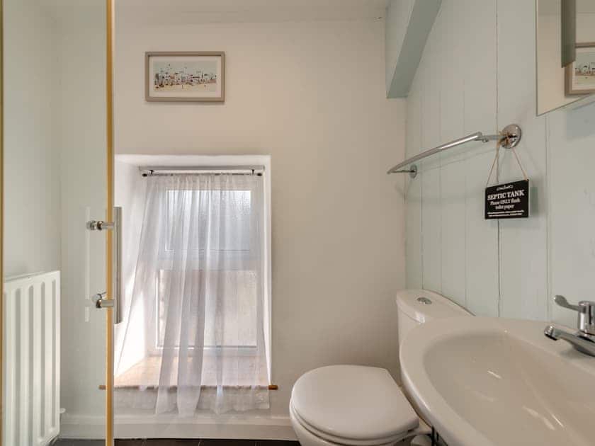 Bathroom | West Llwyn - Llwyn Holiday Cottages, Rhydowen