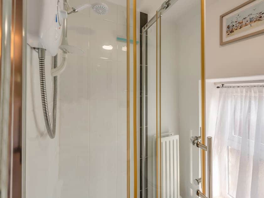 Bathroom | West Llwyn - Llwyn Holiday Cottages, Rhydowen