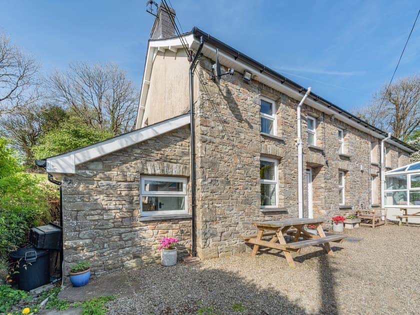Exterior | West Llwyn - Llwyn Holiday Cottages, Rhydowen
