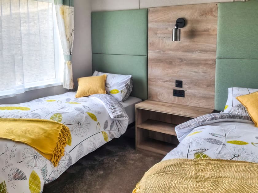 Twin bedroom | Hillfort Lodge, Llanrhystud