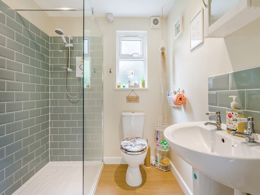 Shower room | Beekeeper’s  Cabin, Booton, Reepham