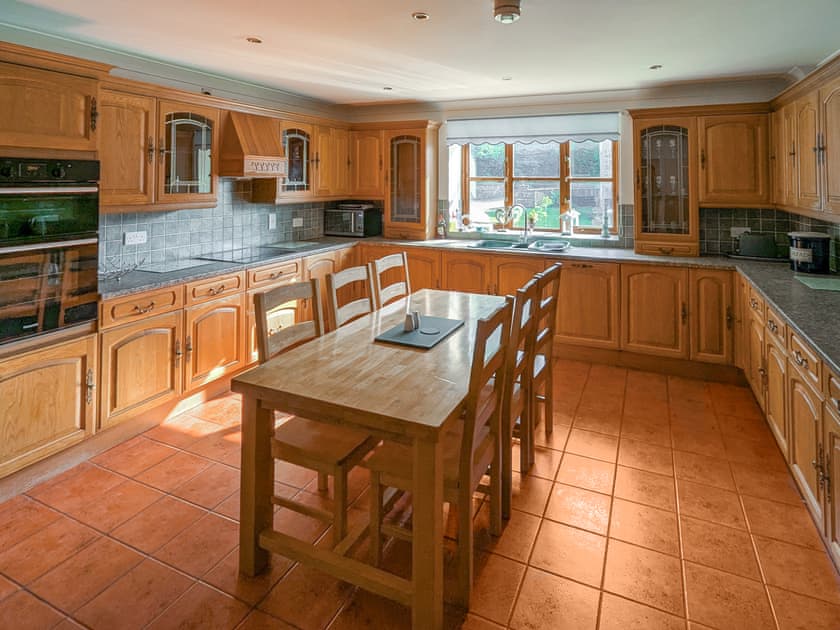 Kitchen/diner | Bron-Yr-Aur - Penrhiw Pistyll Cottages, New Quay