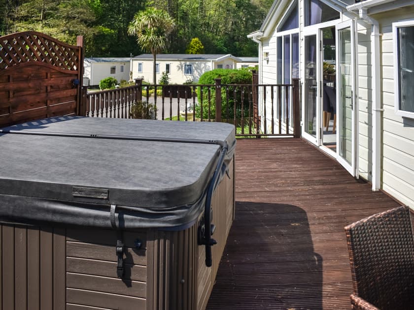 Hot tub | Holly Lodge, Hele Bay