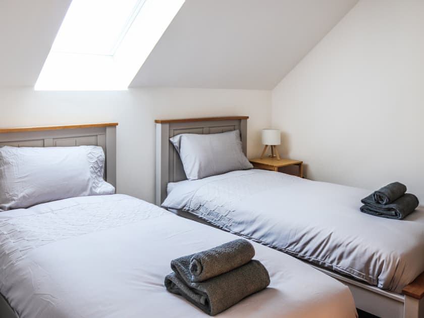 Twin bedroom | Erddyn - Sarn Faen Cottages, Tal-y-Bont, near Barmouth