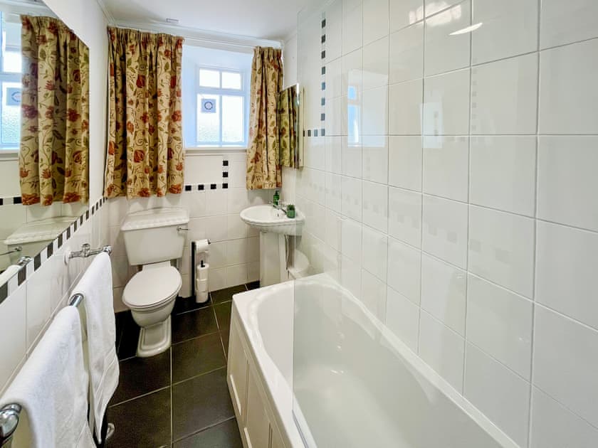 Bathroom | The Old Baron’s Courthouse, Ceres, near St Andrews
