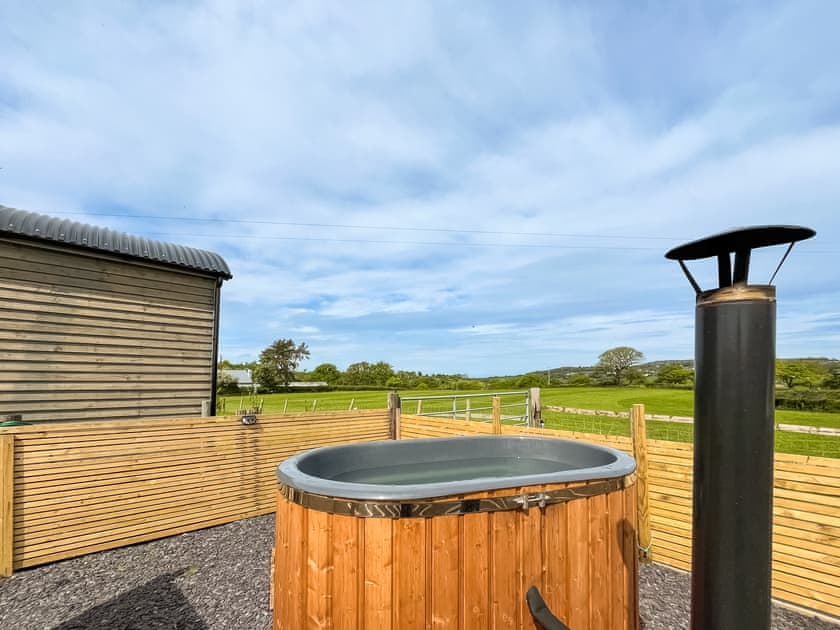 Hot tub | Cwtch Winnie - Pen Cefn Farm, Abergele