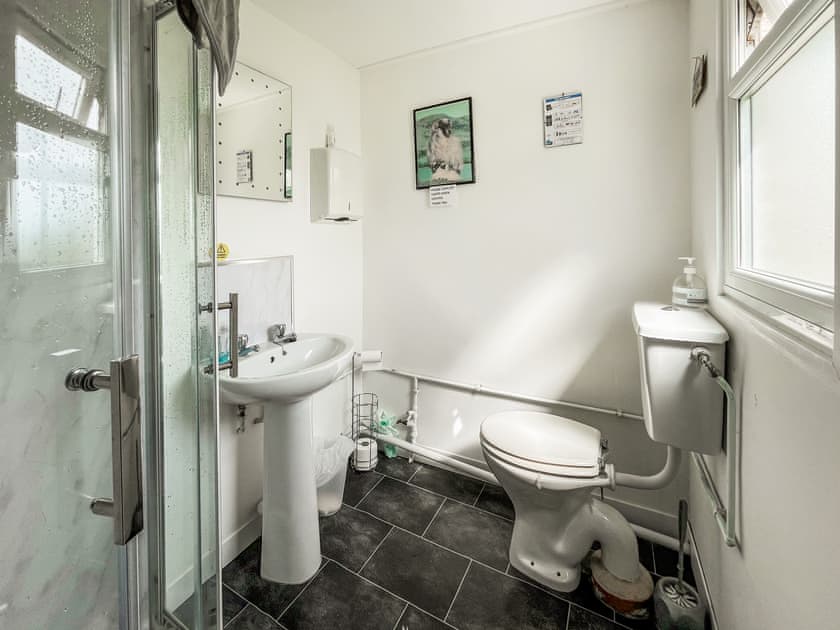 Bathroom | Cwtch Winnie - Pen Cefn Farm, Abergele