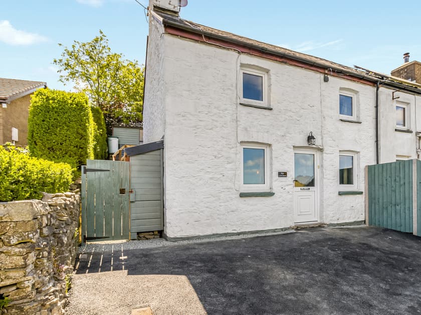 Exterior | 3 Legged Duck Cottage, Ystrad Meurig