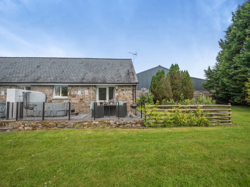 Exterior | Owl Cottage - Maesydderwen Holiday Cottages, Llandeilo
