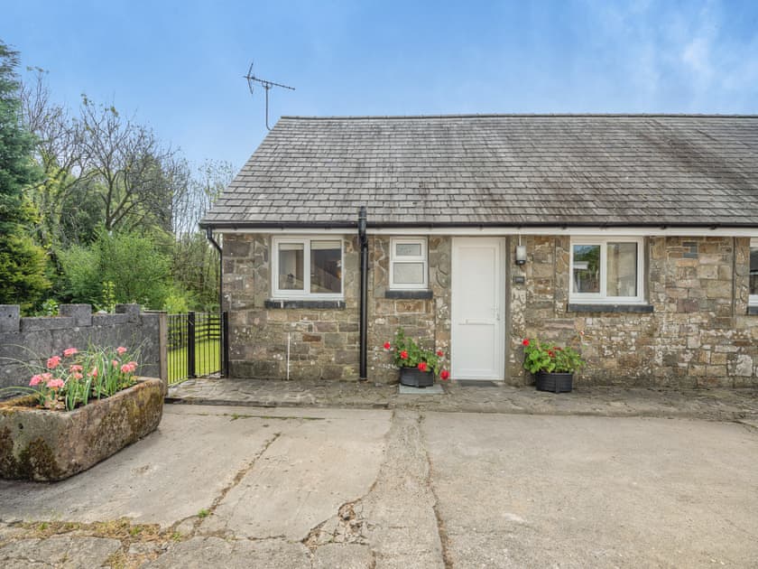 Exterior | Owl Cottage - Maesydderwen Holiday Cottages, Llandeilo