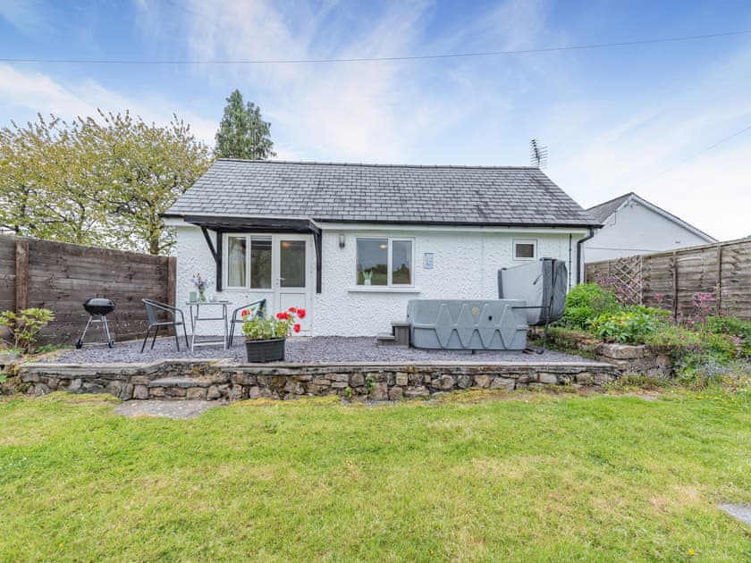 Exterior | The Lodge - Maesydderwen Holiday Cottages, Llandeilo