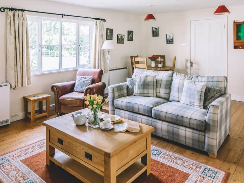 Living room/dining room | The Shooting Lodge - Stowlangtoft Estate, Bury St. Edmunds