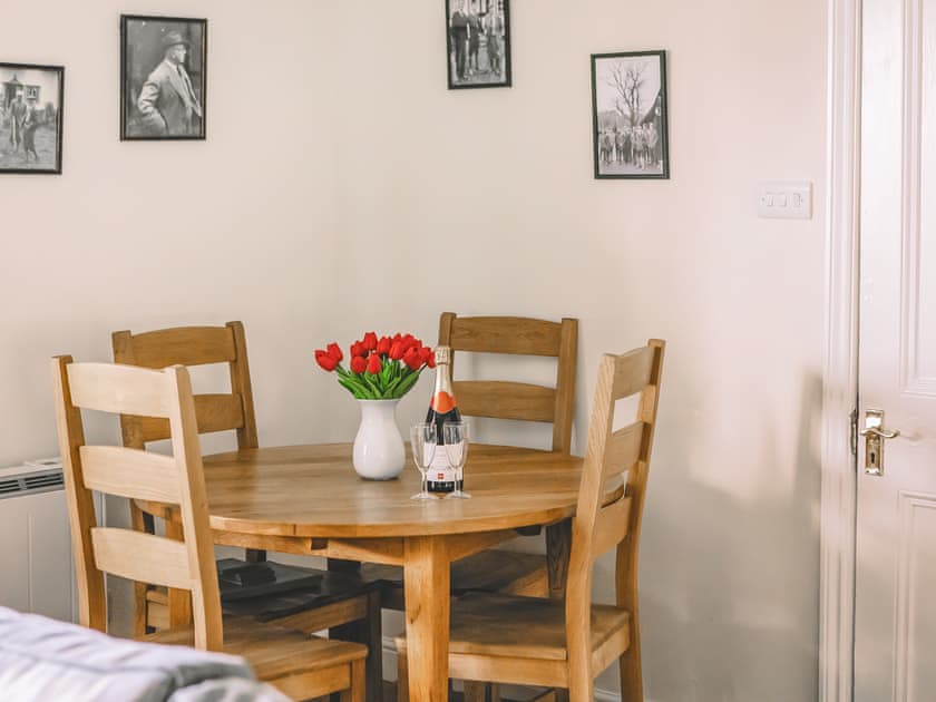 Living room/dining room | The Shooting Lodge - Stowlangtoft Estate, Bury St. Edmunds