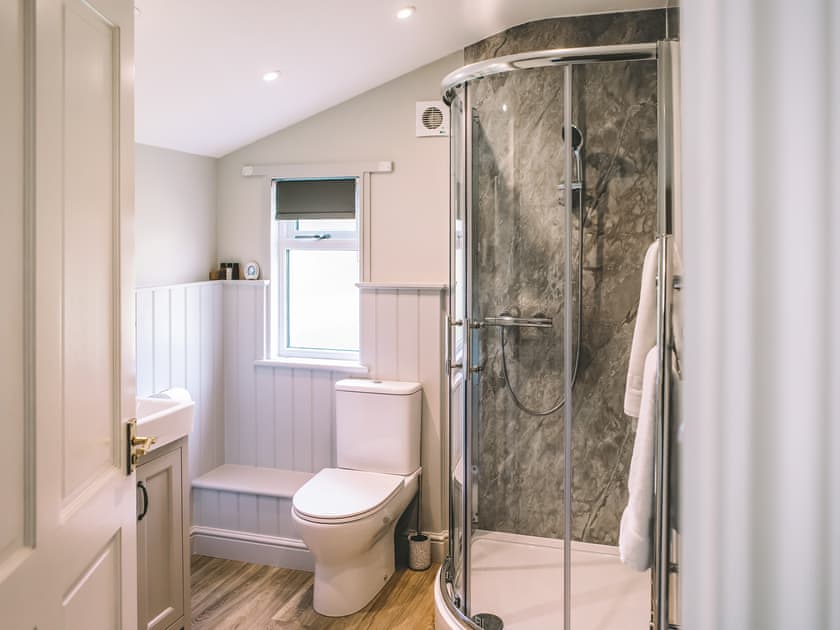 Bathroom | The Shooting Lodge - Stowlangtoft Estate, Bury St. Edmunds