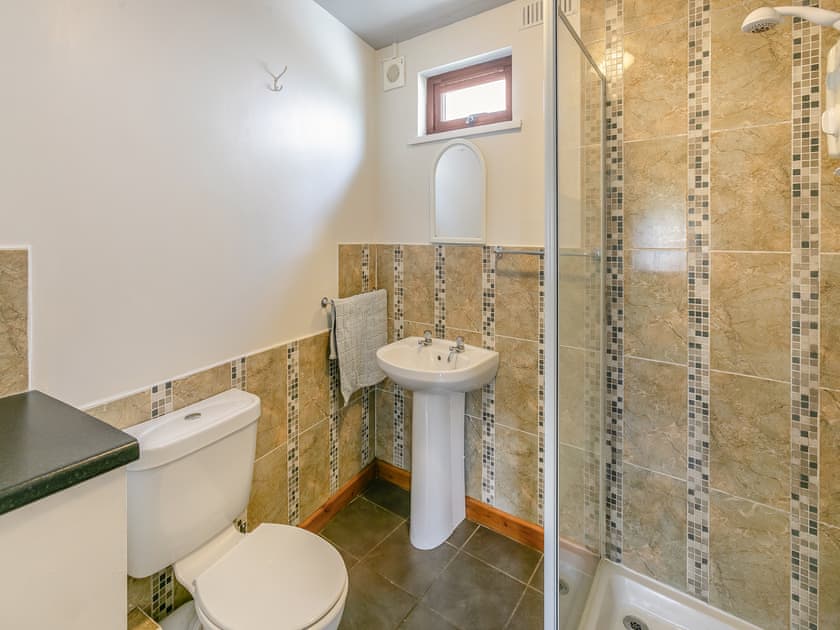 Shower room | Contention Barn, Perranporth