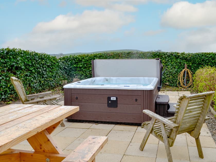 Hot tub | Galloway FarmstayClaunch, Newton Stewart
