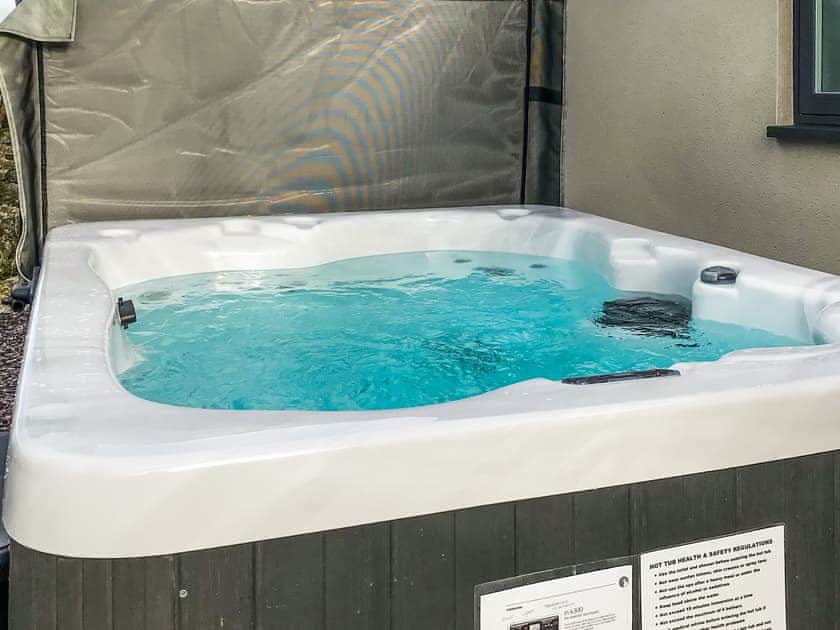 Jacuzzi | Beudy Wern Goch - Glanllyn, Llanuwchlyn, near Bala